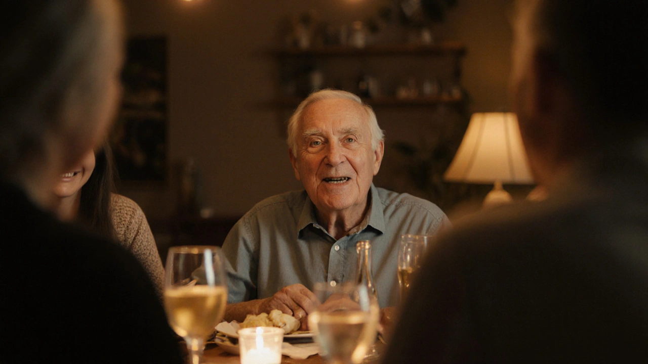 Muž se směje na večeři s rodinou, bez protéz, s přirozenými zuby.