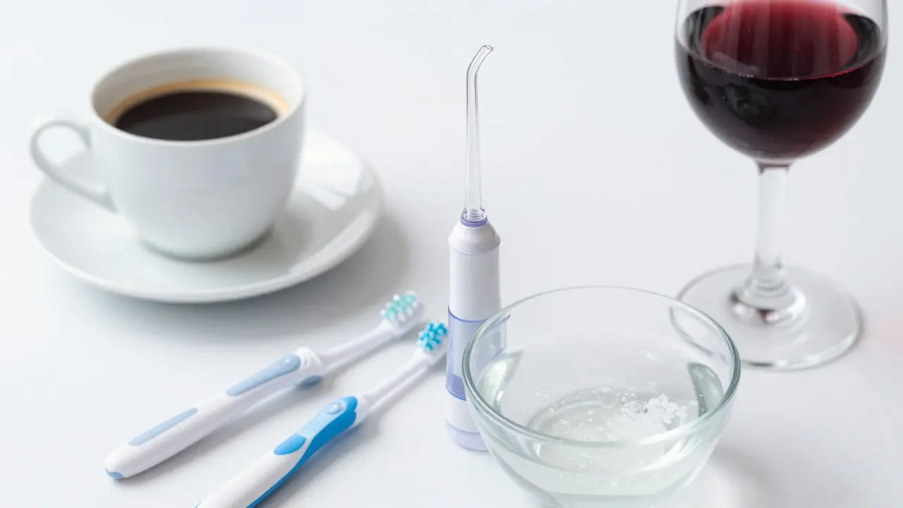 Hygienické pomůcky pro rovnátka vedle kávy a vína