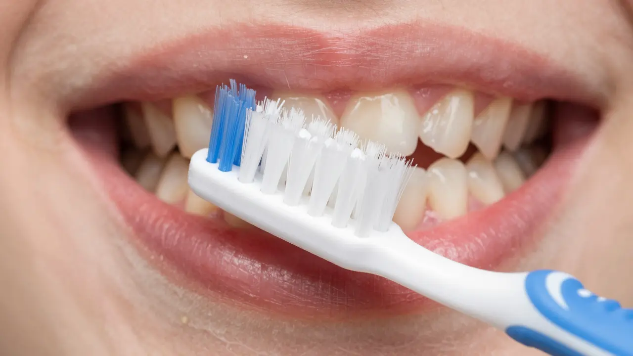 Pravda o zubním plaku: Rozkládáme mýty a fakta o ústní hygieně