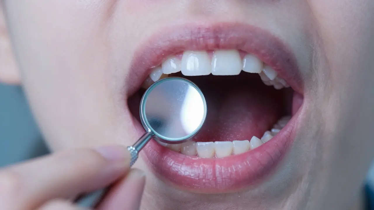 Pohled do úst přes dentální zrcátko